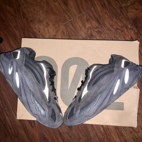 Adidas Yeezy V2 Vanta size 4.5 youth.  Used . **AUTHENTIC PAIR*** ! - Picture 2 of 5